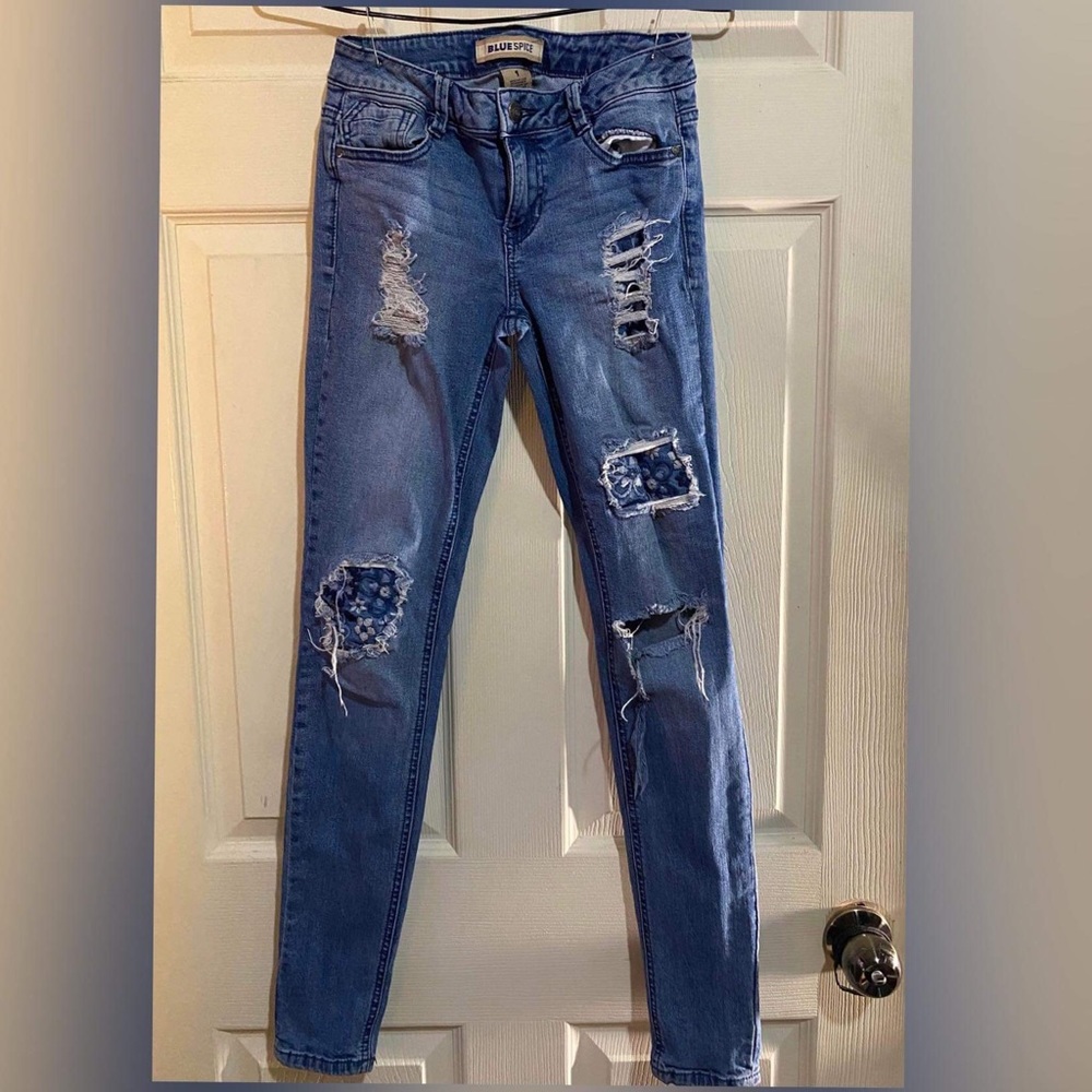 Low waist // holey jeans
